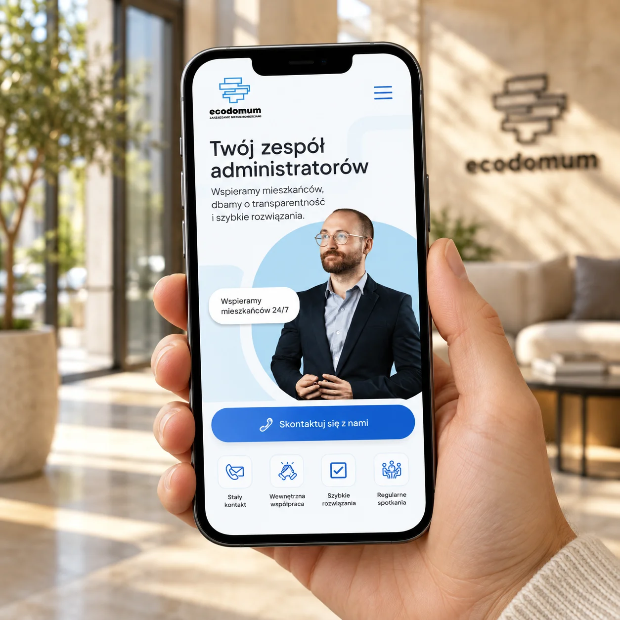 Mobile presentation of the Ecodomum team on a phone held in one hand